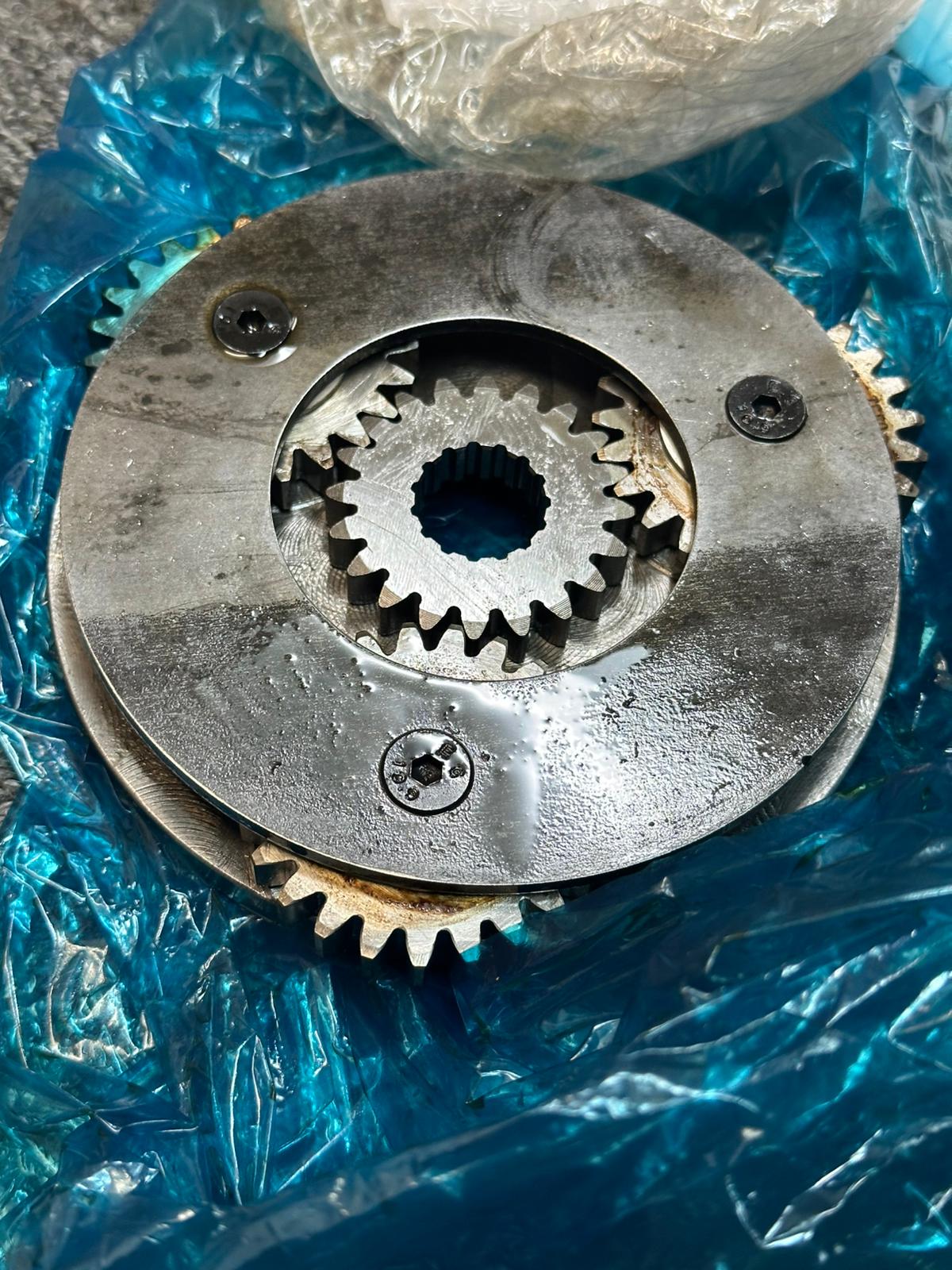 PC56-7 SWING CARRIER ASSY + SUN (1ST)