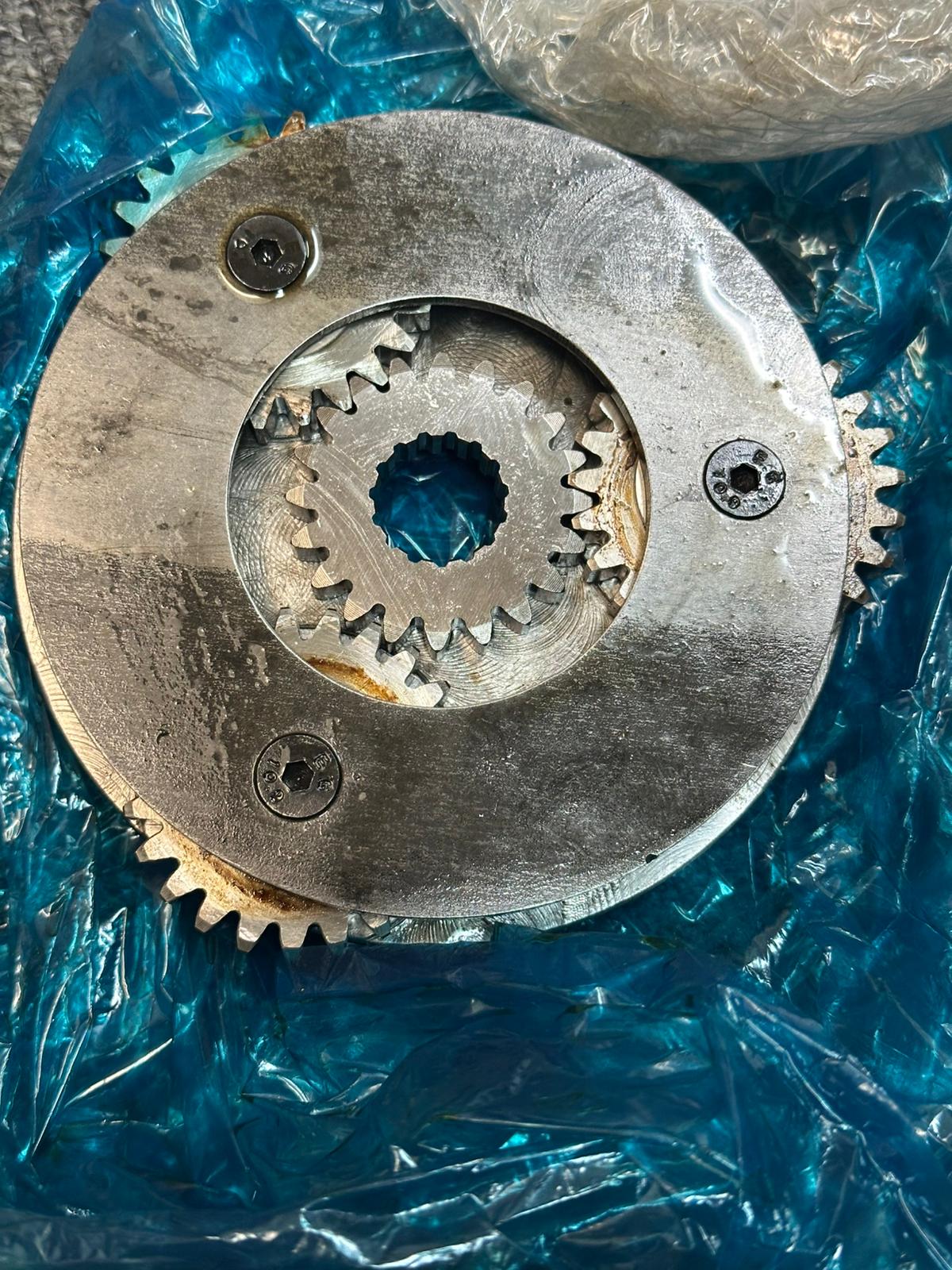 PC56-7 SWING CARRIER ASSY + SUN (1ST)